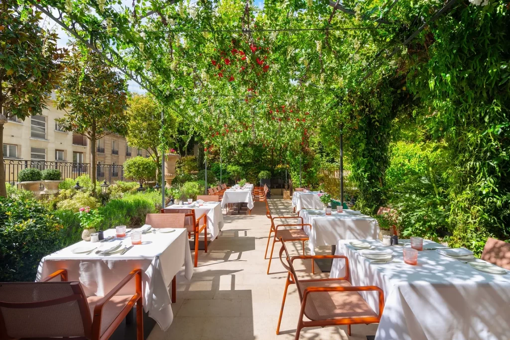 Shangri La Paris Summer by La Bauhinia Terrasse Copyright Cyril Mouty 2 min